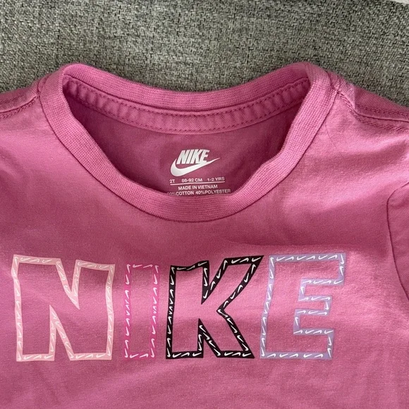 Toddler Nike Pink T-Shirt and Black Shorts Set (2T) - Picture 2 of 4